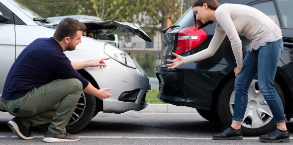 J'ai eu un accident de voiture, je suis en tort : que couvre l'assurance ?